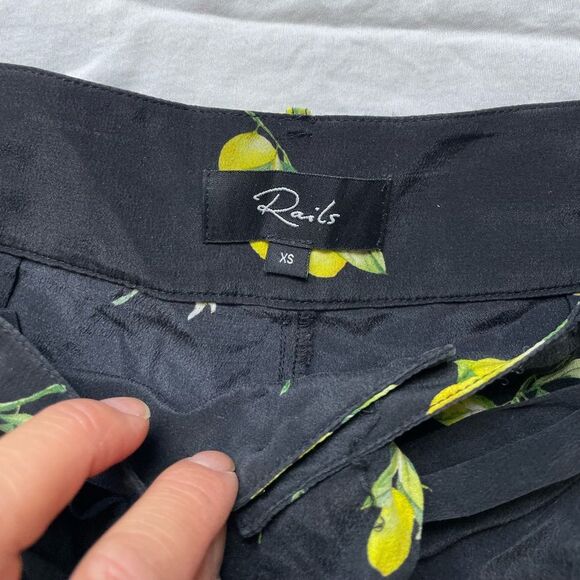 Rails 100% Silk Gigi Black/Lemon Print Pleated High Waisted Shorts XS VGUC - Picture 4 of 10